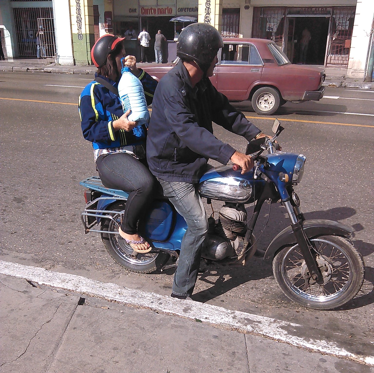 Moto-taxis en Santiago de Cuba, viajeros del tiempo